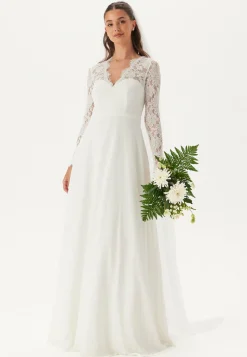 Scallop V-Neck Lace Gown