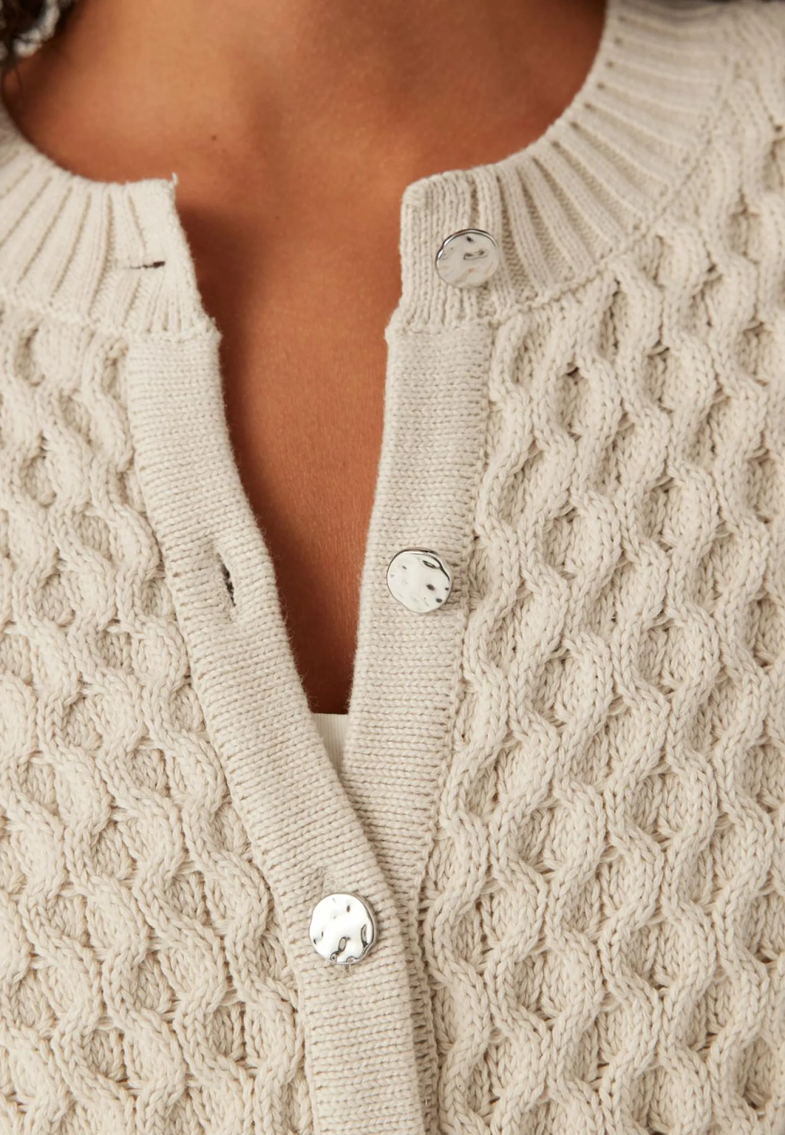 Vikali L/S O-NECK KNIT BUTTON